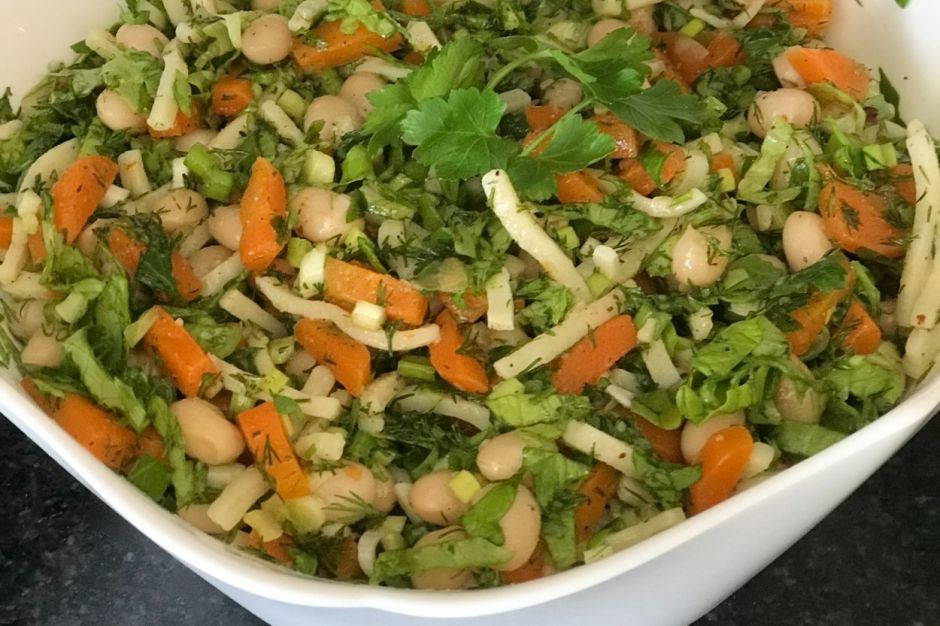 Çok Doyurucu: Erişteli Kuru Fasulye Salatası