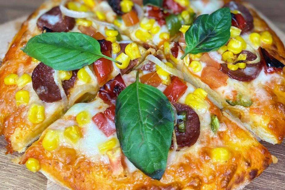 En Lezzetlisi Evde Yapılan: Bol Malzemeli Pizza