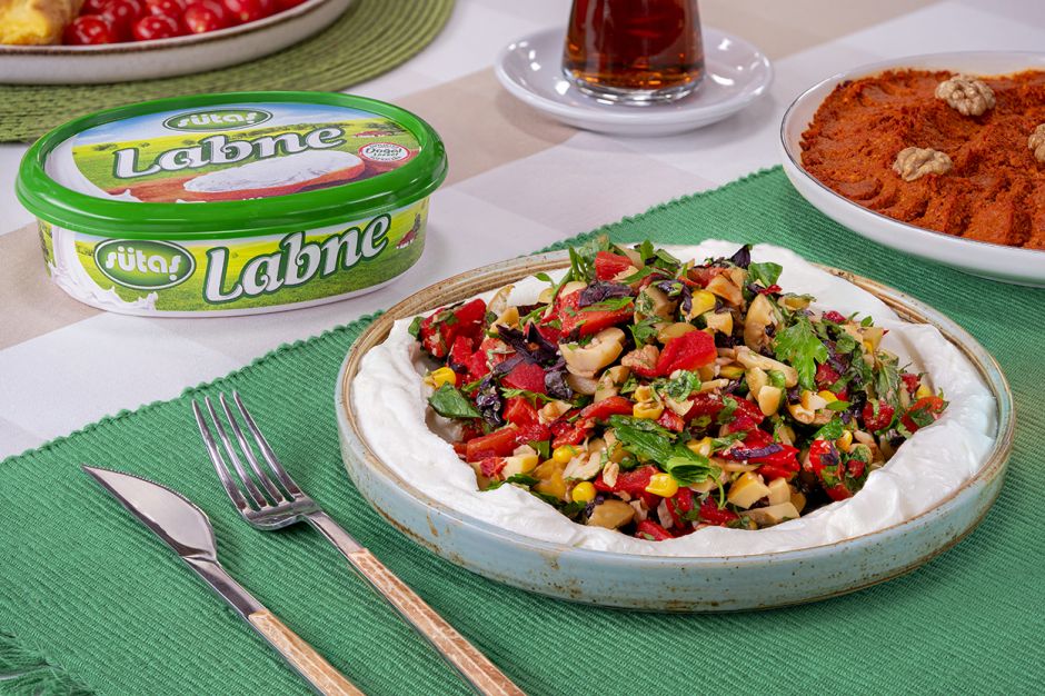 Güne Taze Başlangıç: Labneli Kahvaltı Salatası