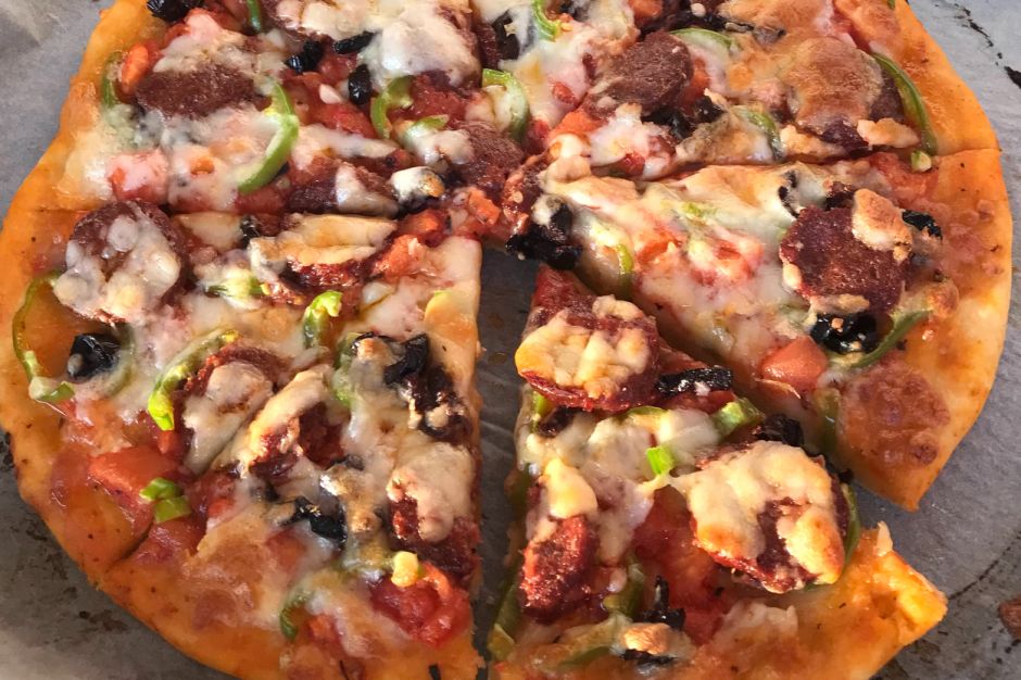 Hamuru da Mükemmel: Ev Usulü Sucuklu Pizza