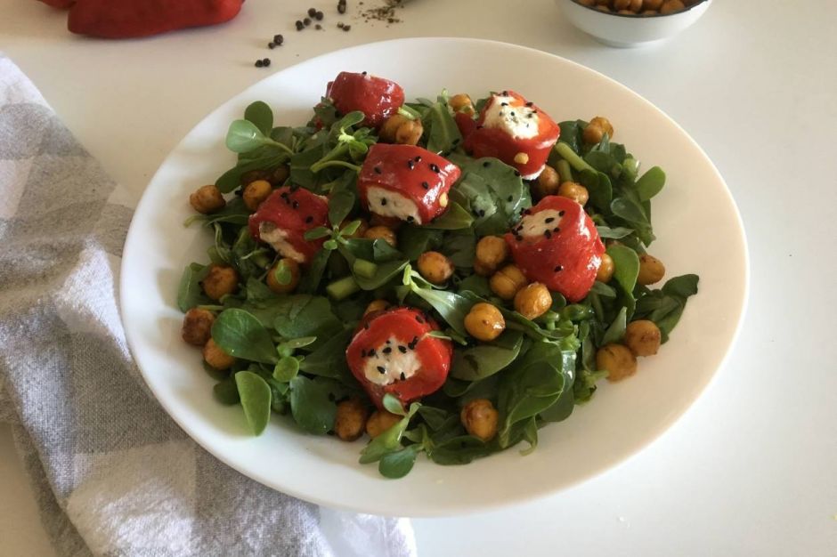 Salata Deyip Geçmeyin: Köz Biber ve Çıtır Nohutlu Semizotu Salatası